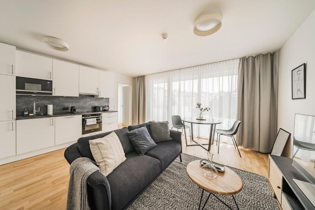 salon z kanapą i stołem w obiekcie Arbio I Liv's Place Lux Apartments w Wiedniu