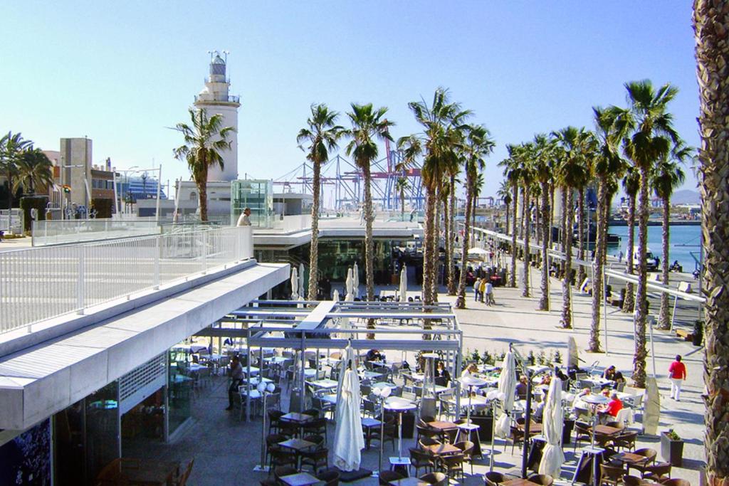 Reštaurácia alebo iné gastronomické zariadenie v ubytovaní Adoorable Malaga Center