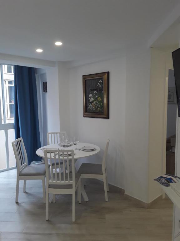 Televízia a/alebo spoločenská miestnosť v ubytovaní Adoorable Malaga Center