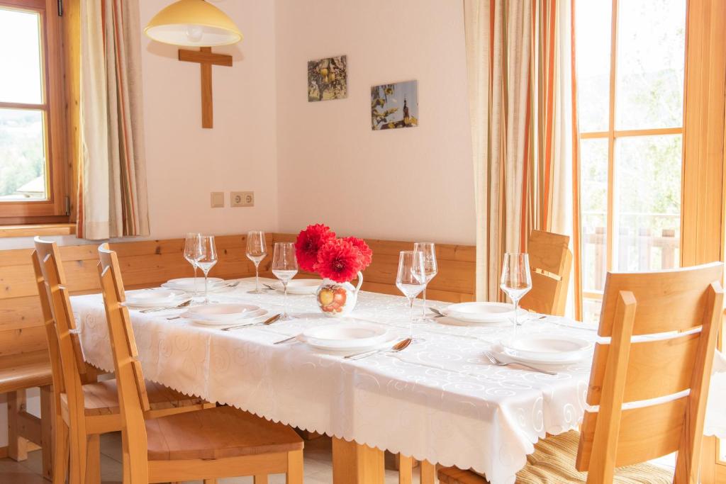 Fotografia z galérie ubytovania Großes Ferienhaus mit 5 Schlafzimmer & 4 Bäder v destinácii Pöllauberg