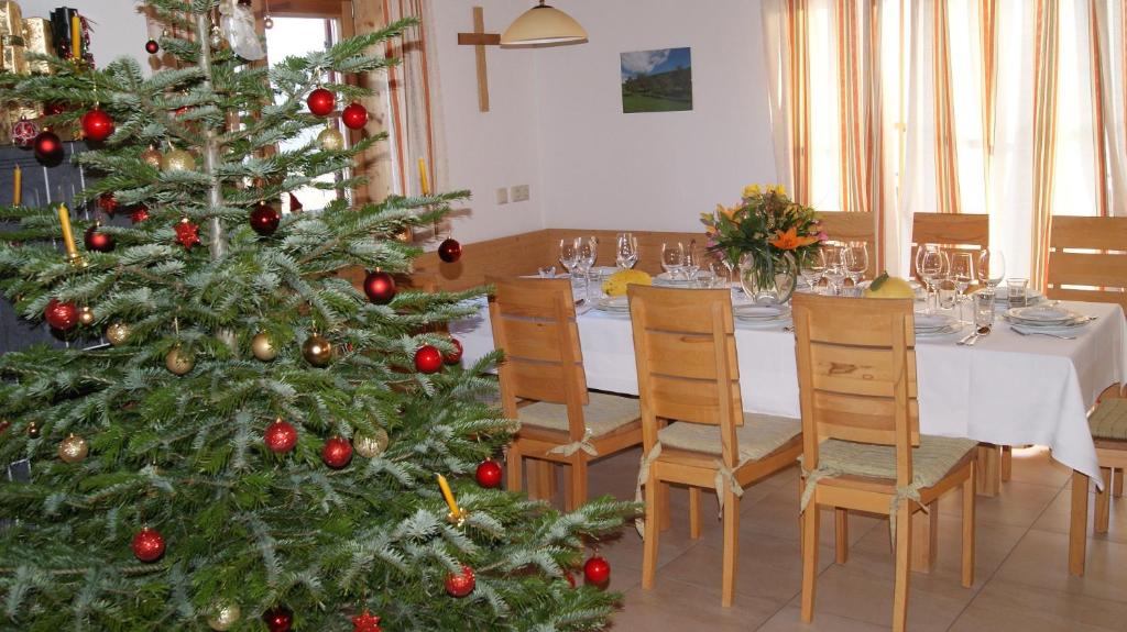 Reštaurácia alebo iné gastronomické zariadenie v ubytovaní Großes Ferienhaus mit 5 Schlafzimmer & 4 Bäder