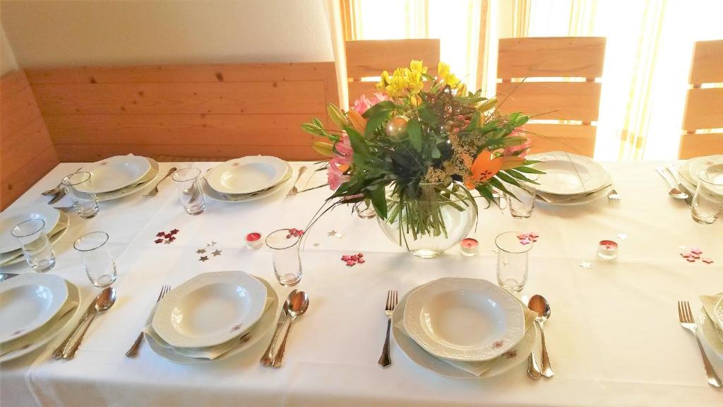 Fotografia z galérie ubytovania Großes Ferienhaus mit 5 Schlafzimmer & 4 Bäder v destinácii Pöllauberg