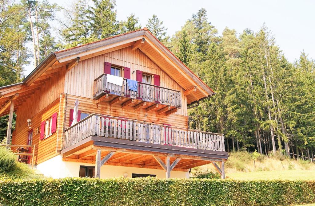 Cette grande maison en bois dispose d'un balcon. dans l'établissement Großes Ferienhaus mit 5 Schlafzimmer & 4 Bäder, à Pöllauberg