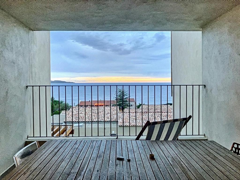 Habitación con balcón con vistas al océano. en Domaine a Mortella, en Saint-Florent