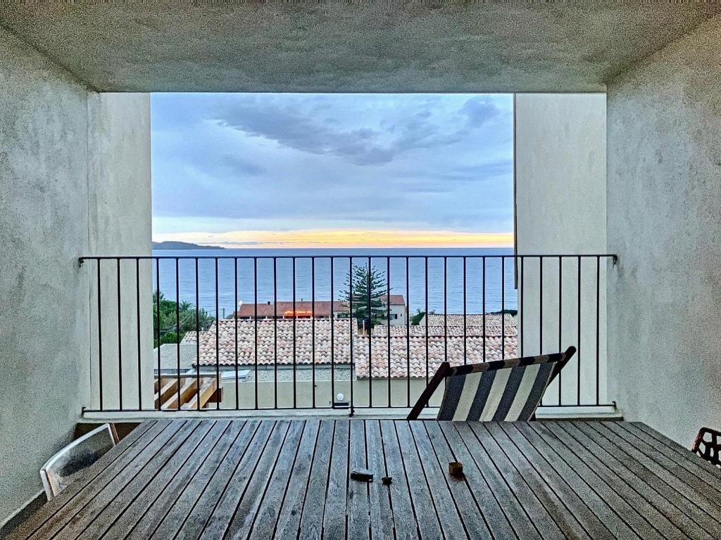 Una habitación con balcón con vista al mar. en Domaine a Mortella, en Saint-Florent