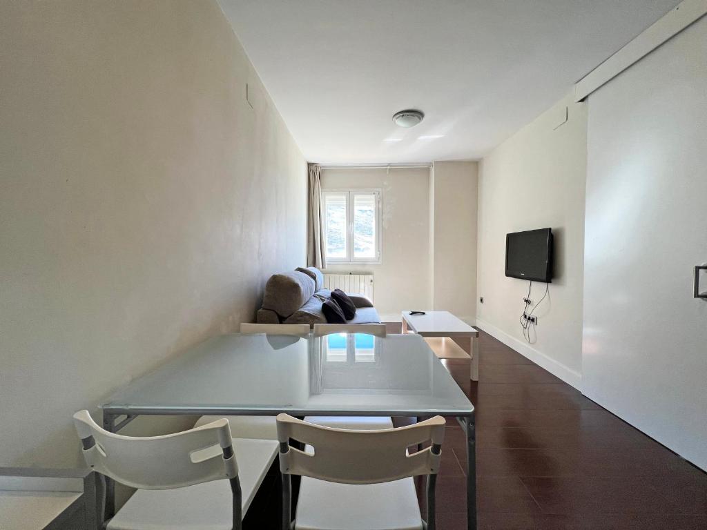 Telewizja i/lub zestaw kina domowego w obiekcie Apartamentos Sierra Nevada 3000