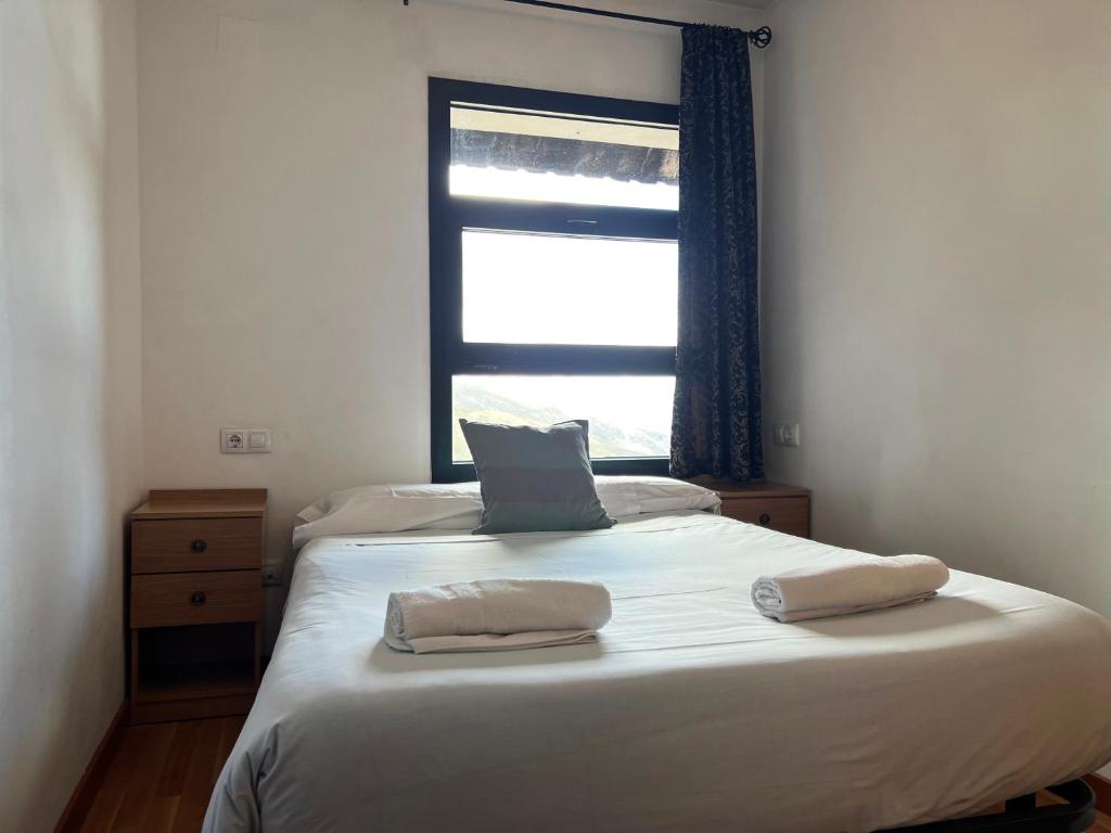 Łóżko lub łóżka w pokoju w obiekcie Apartamentos Sierra Nevada 3000