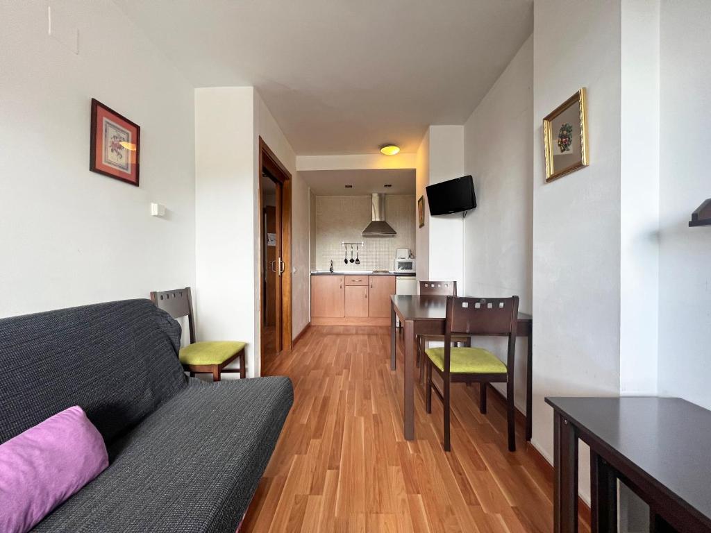 salon z łóżkiem i jadalnią w obiekcie Apartamentos Sierra Nevada 3000 w mieście Sierra Nevada