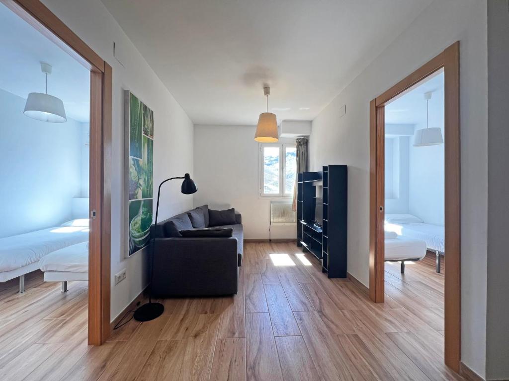 Łóżko lub łóżka w pokoju w obiekcie Apartamentos Sierra Nevada 3000