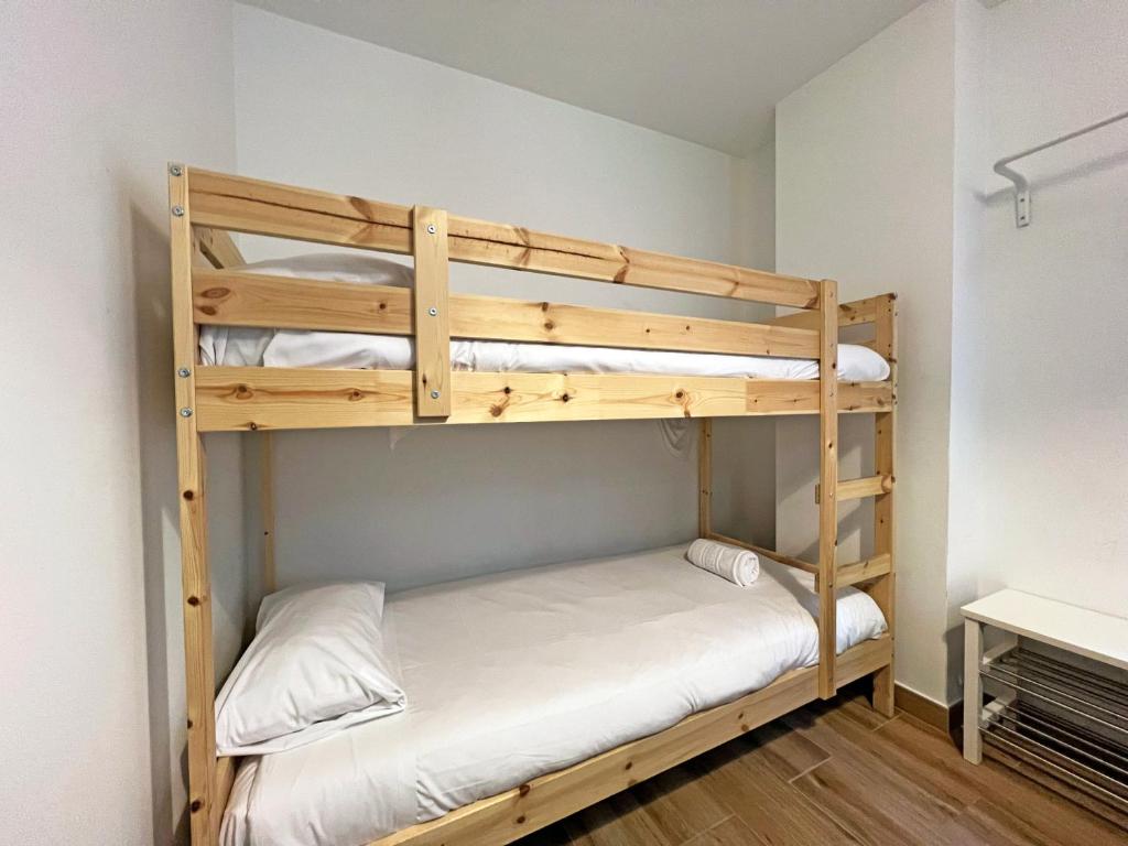 Łóżko lub łóżka w pokoju w obiekcie Apartamentos Sierra Nevada 3000