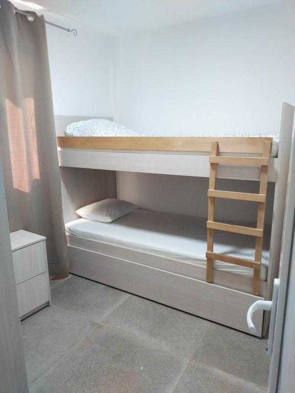 Tempat tidur susun dalam kamar di Vila Paradise