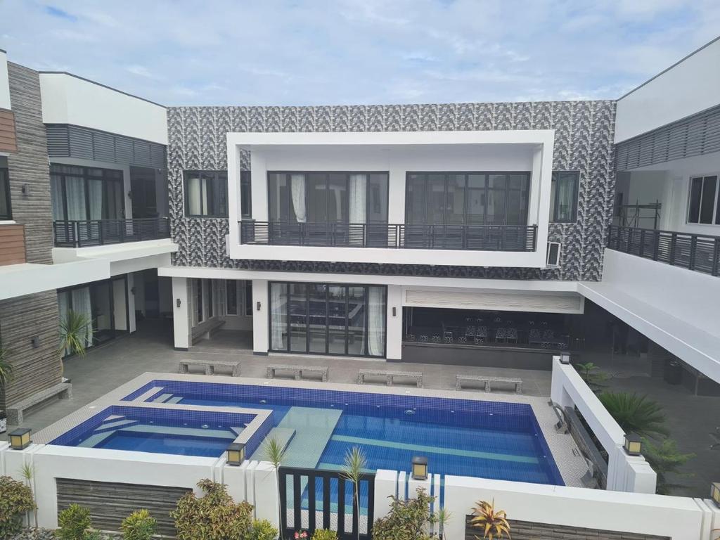 een extern uitzicht op een huis met een zwembad bij Dampa Poolside Events & Accommodation 