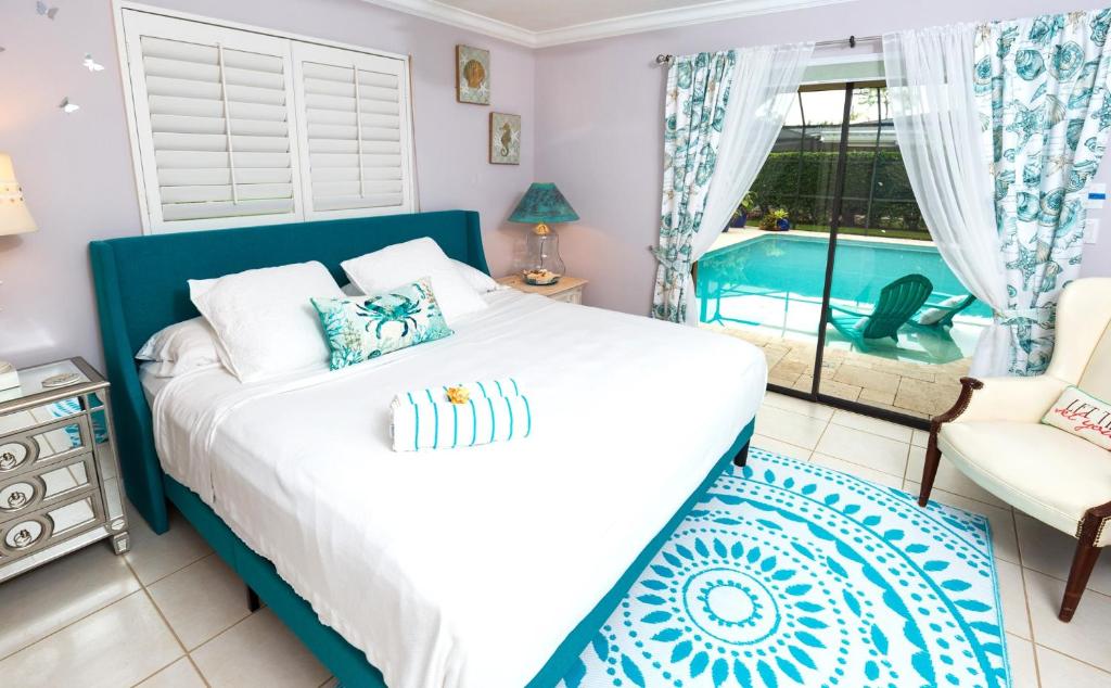 Un pat sau paturi într-o cameră la In the Heart of Naples, Suite with Lake & Pool