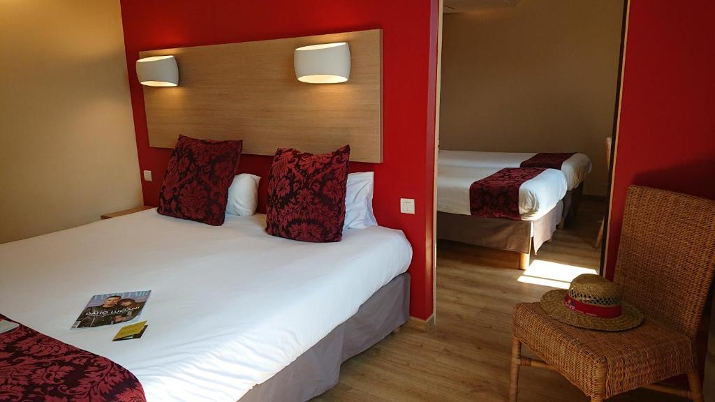 Uma cama ou camas num quarto em Logis NIMOTEL Hôtel Cosy
