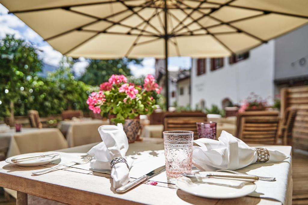 Restoran või mõni muu söögikoht majutusasutuses Goldene Rose Karthaus a member of Small Luxury Hotels of the World