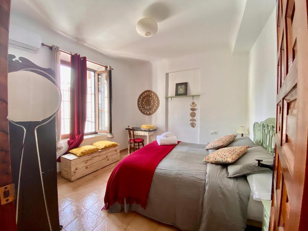 グラナダにあるBonito apartamento en Albaicinのベッドルーム1室(赤い毛布付きのベッド1台付)