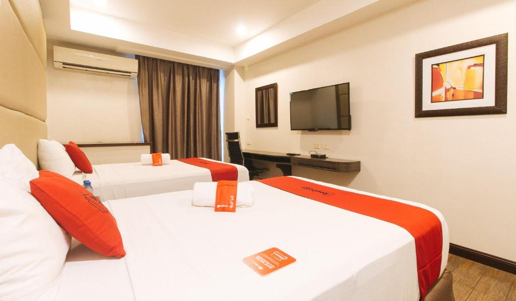 Postel nebo postele na pokoji v ubytování RedDoorz Premium @ West Avenue Quezon City