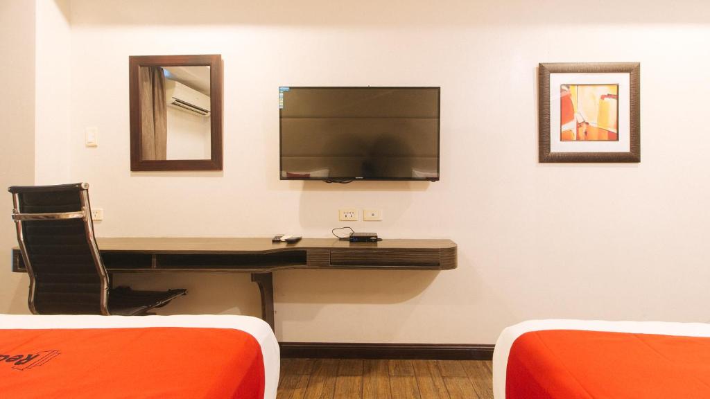 TV a/nebo společenská místnost v ubytování RedDoorz Premium @ West Avenue Quezon City