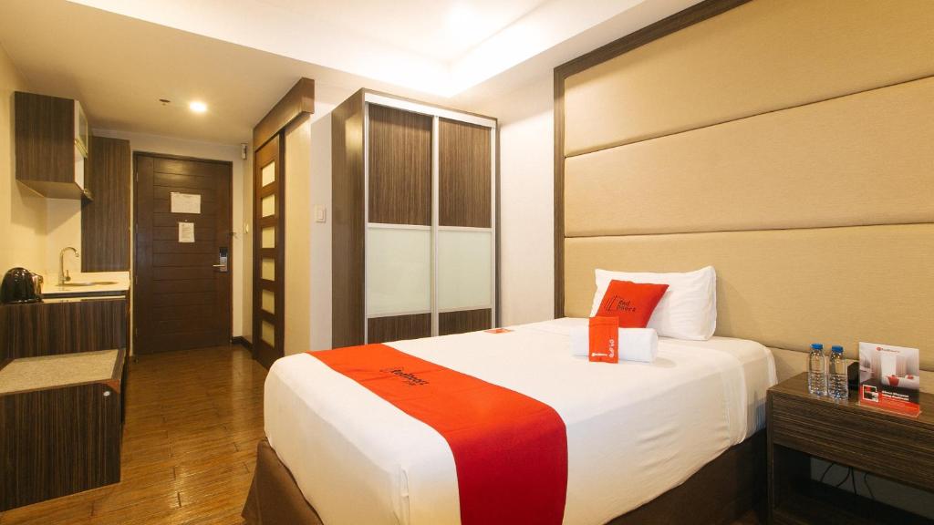 Postel nebo postele na pokoji v ubytování RedDoorz Premium @ West Avenue Quezon City