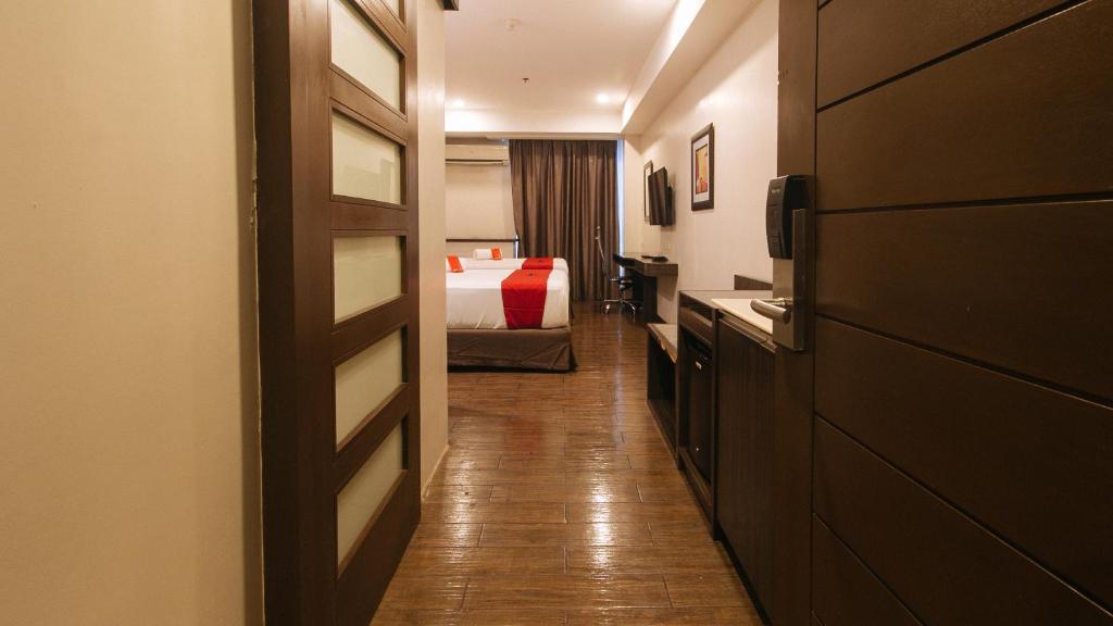 Postel nebo postele na pokoji v ubytování RedDoorz Premium @ West Avenue Quezon City