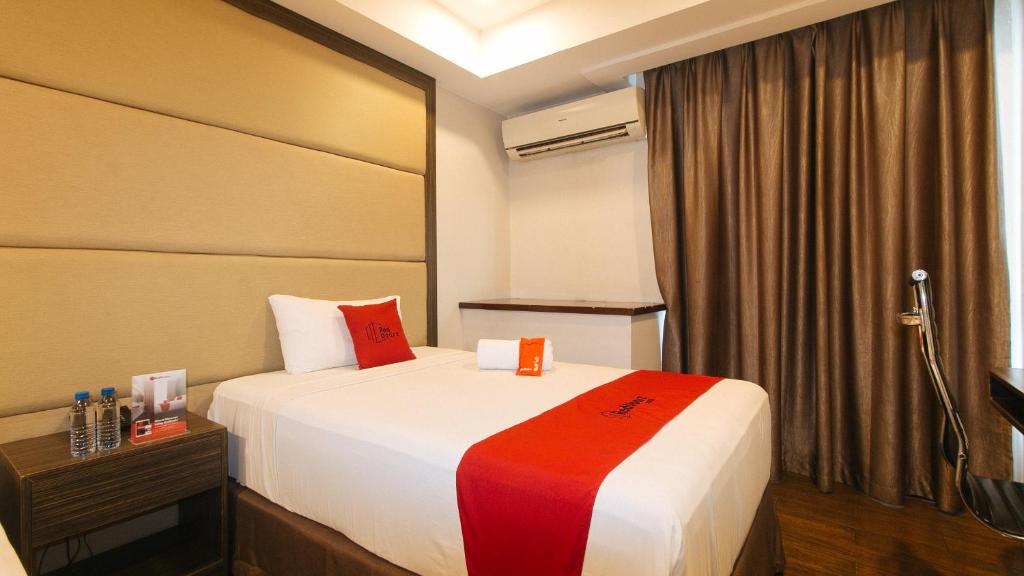 Postel nebo postele na pokoji v ubytování RedDoorz Premium @ West Avenue Quezon City