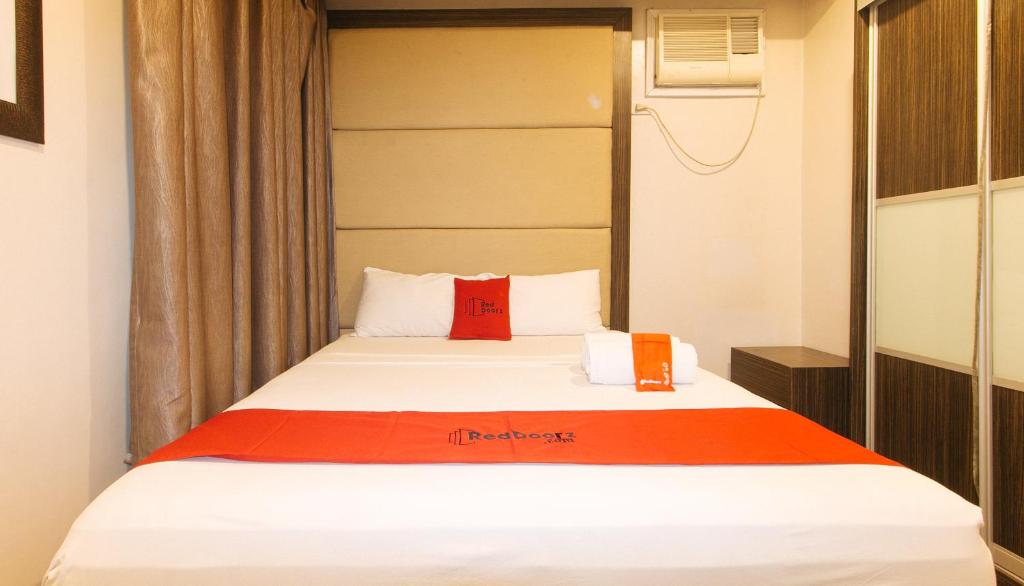 Postel nebo postele na pokoji v ubytování RedDoorz Premium @ West Avenue Quezon City