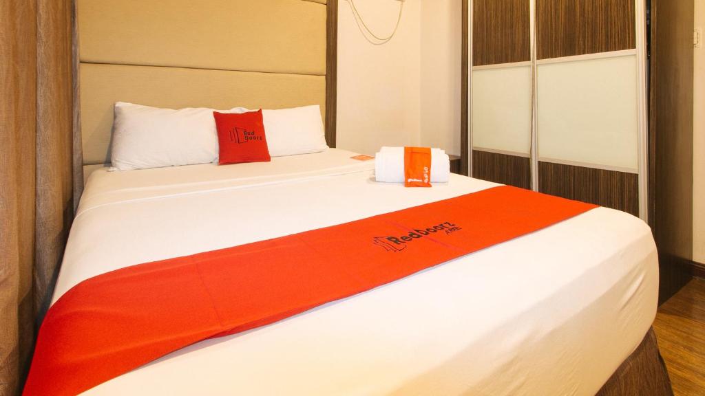 Postel nebo postele na pokoji v ubytování RedDoorz Premium @ West Avenue Quezon City
