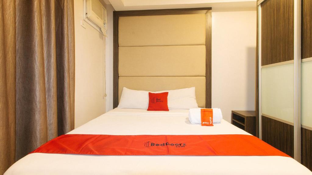 Postel nebo postele na pokoji v ubytování RedDoorz Premium @ West Avenue Quezon City