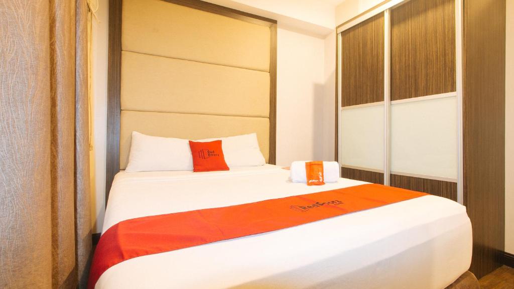 Postel nebo postele na pokoji v ubytování RedDoorz Premium @ West Avenue Quezon City