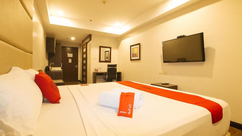 Postel nebo postele na pokoji v ubytování RedDoorz Premium @ West Avenue Quezon City