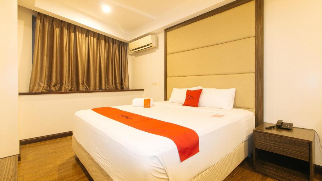 Postel nebo postele na pokoji v ubytování RedDoorz Premium @ West Avenue Quezon City