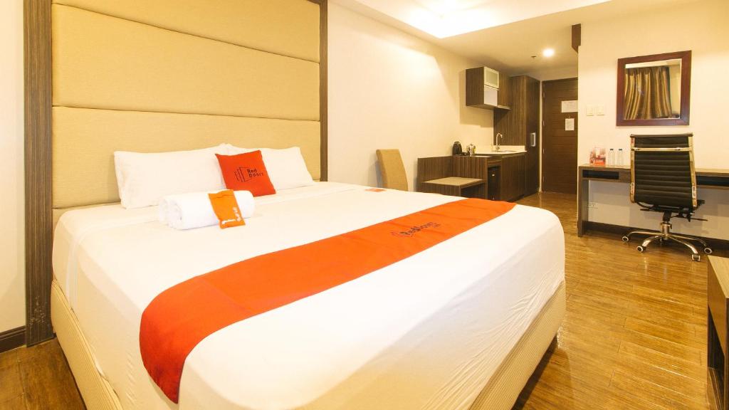 A bed or beds in a room at RedDoorz Premium @ West Avenue Quezon City