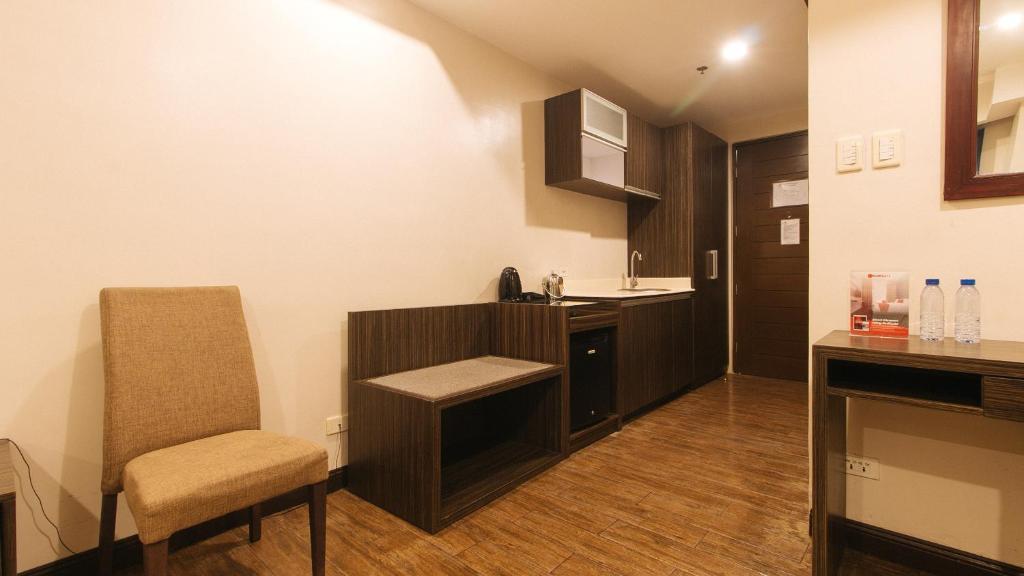 Kuchyň nebo kuchyňský kout v ubytování RedDoorz Premium @ West Avenue Quezon City