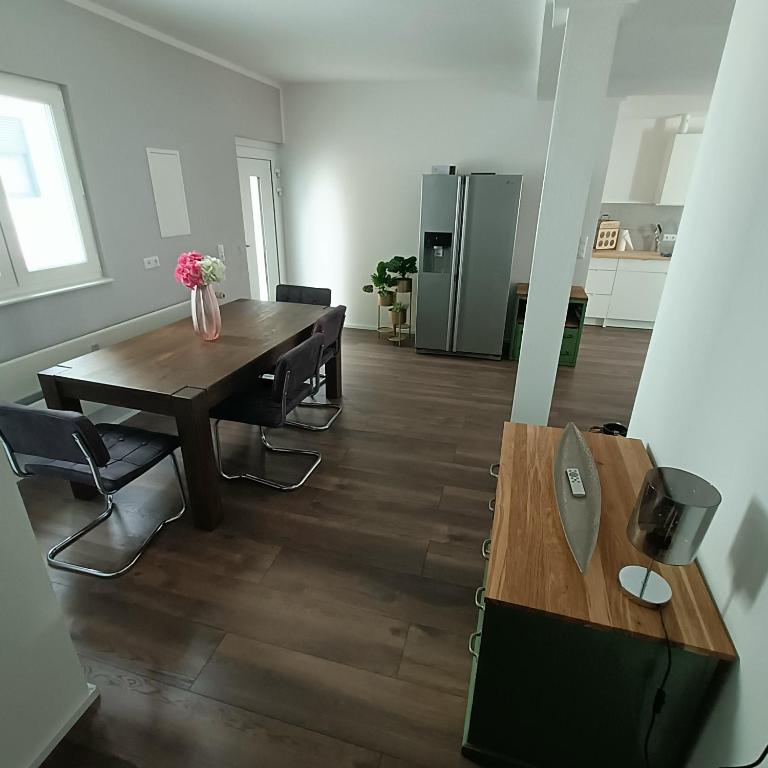 Kuchyň nebo kuchyňský kout v ubytování Apartments & möblierte Zimmer in Kahl am Main, kontaktloser Self Check-in, W-Lan, Schreibtisch, Duschbad, Küchenzeile, PKW-Plätze