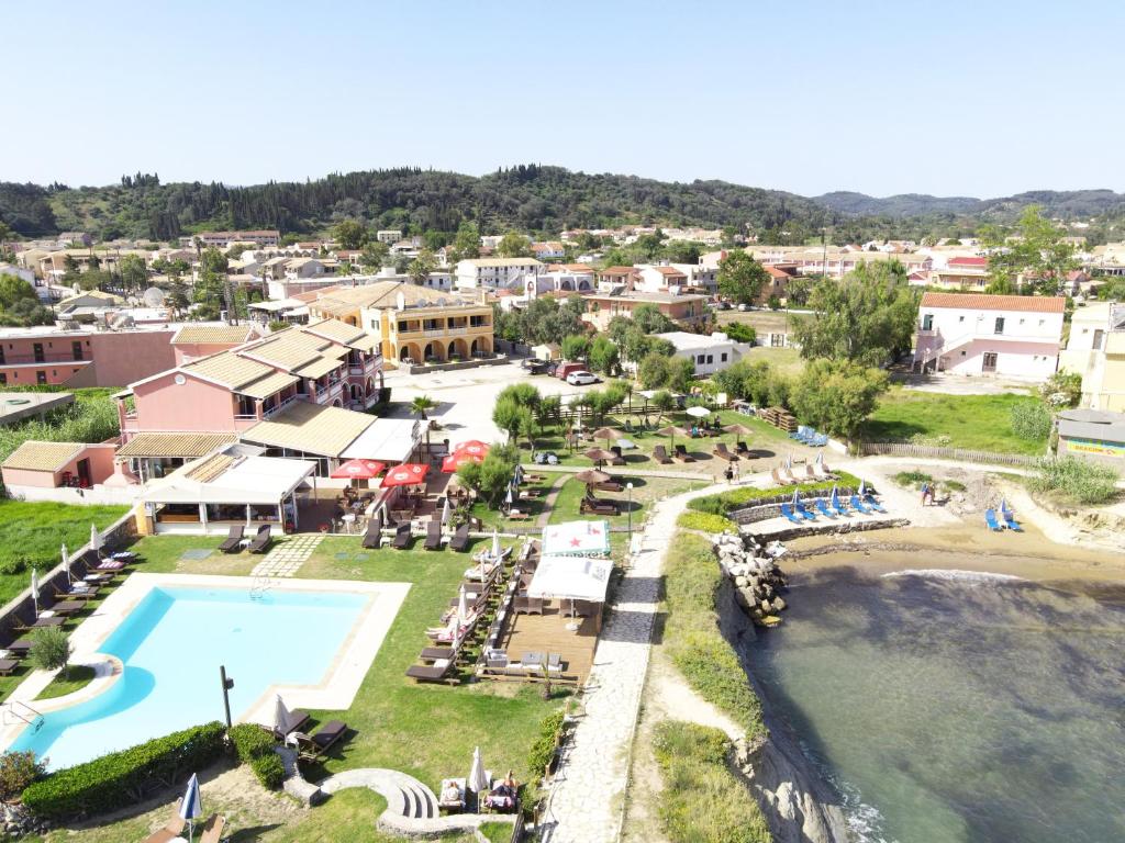 - une vue aérienne sur un complexe avec une piscine et une plage dans l'établissement Canal D' Amour by Estia, à Sidari