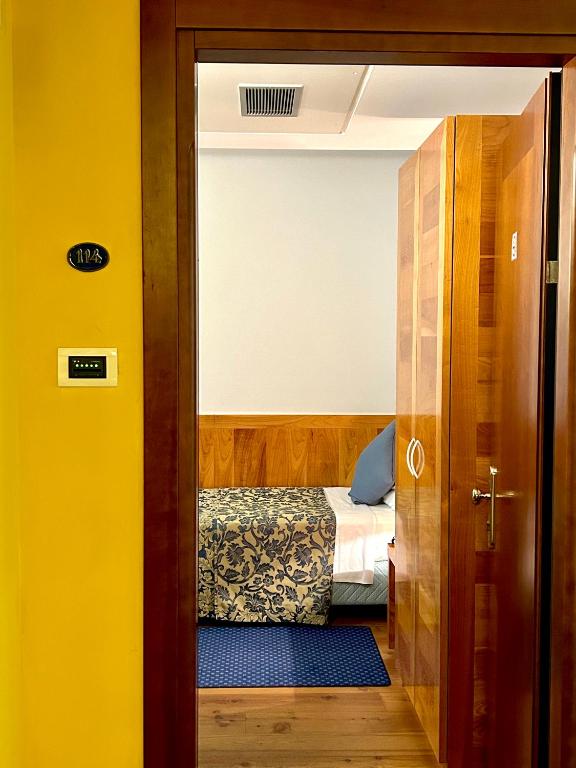 Postel nebo postele na pokoji v ubytování Hotel Due Torri Tempesta