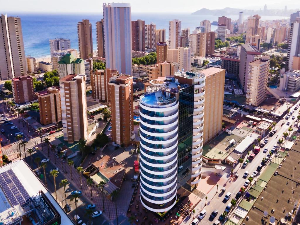 uma vista aérea de uma cidade com um edifício alto em Hotel Gold Arcos 4 Sup - Built in May 2022 em Benidorm