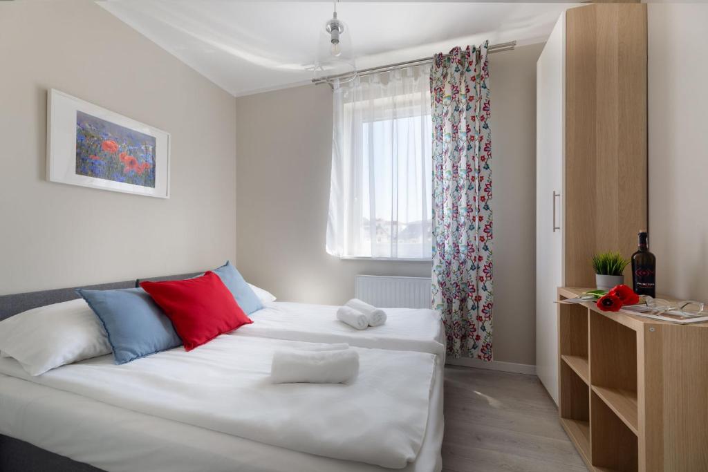 Posteľ alebo postele v izbe v ubytovaní Apartamenty-Kudowa z pięknym widokiem i balkonem