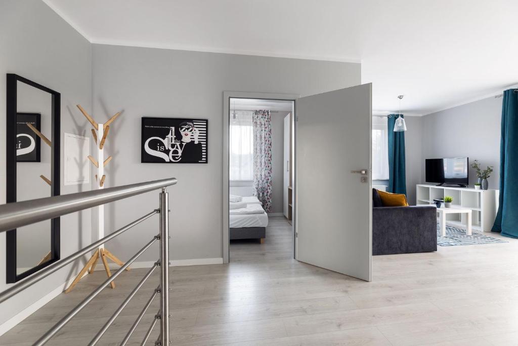 Televízia a/alebo spoločenská miestnosť v ubytovaní Apartamenty-Kudowa z pięknym widokiem i balkonem