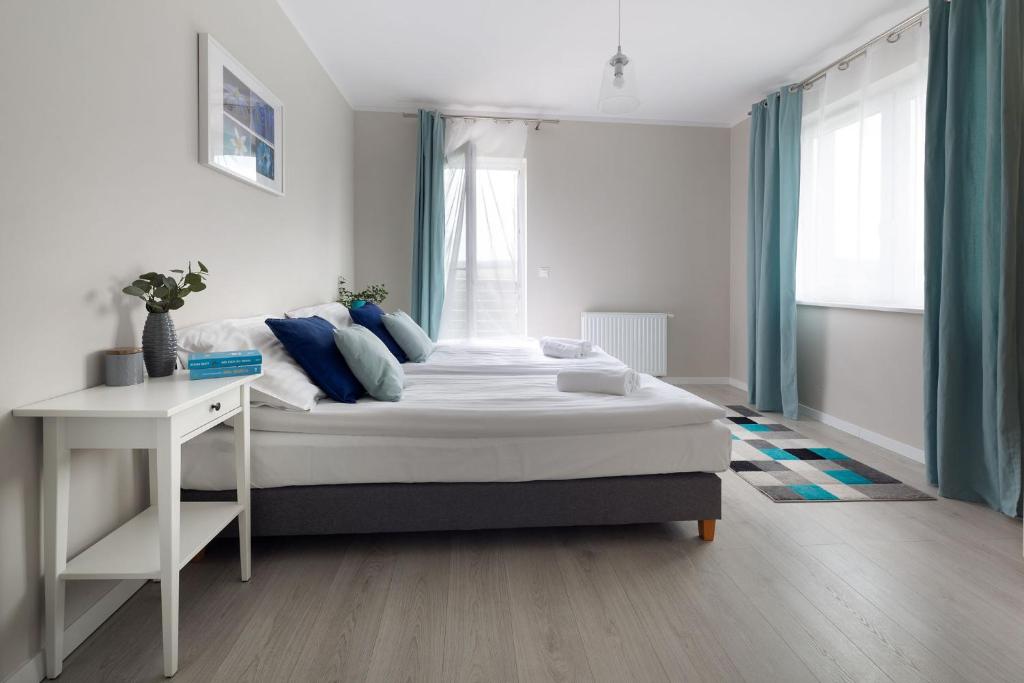 Posteľ alebo postele v izbe v ubytovaní Apartamenty-Kudowa z pięknym widokiem i balkonem