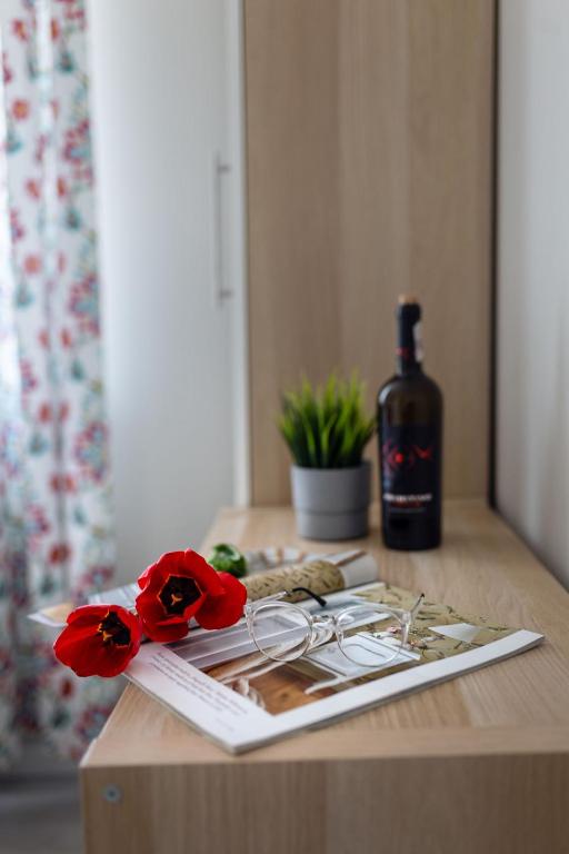 Nápoje v ubytovaní Apartamenty-Kudowa z pięknym widokiem i balkonem
