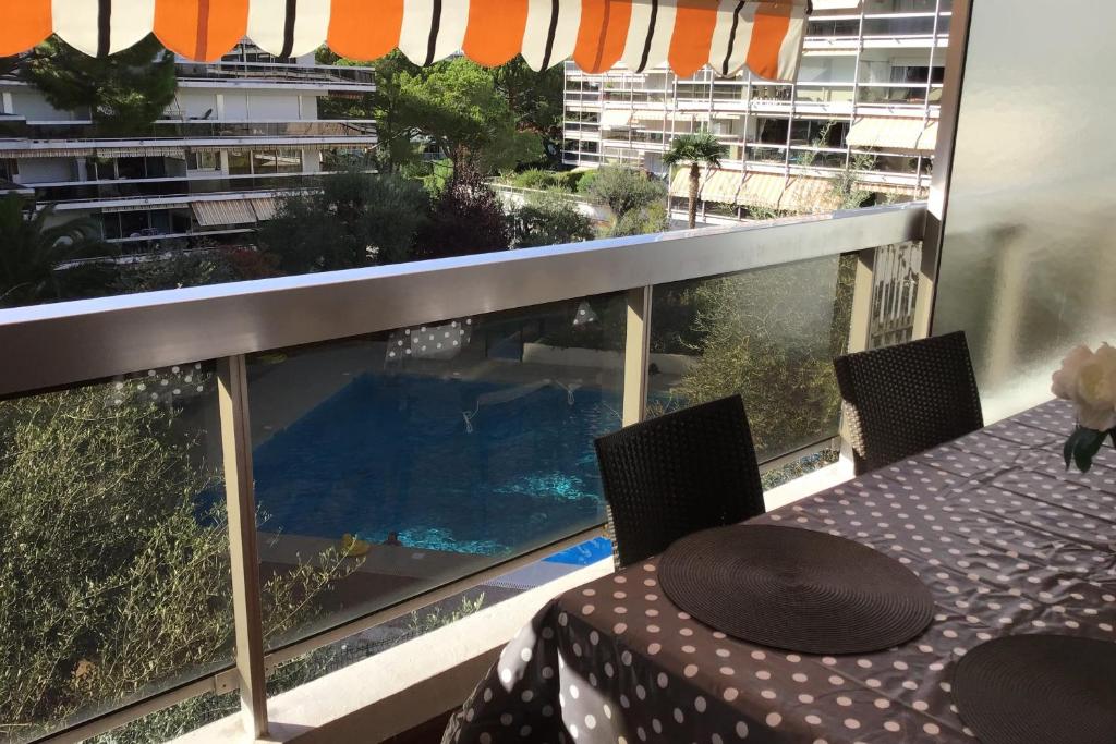 d'un balcon avec une table et des chaises, ainsi que d'une piscine. dans l'établissement Nice 36 m with balcony and pool near beaches, à Antibes