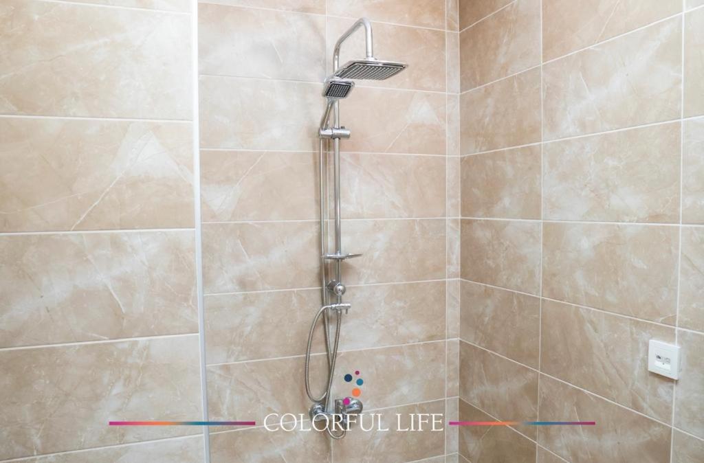 La salle de bains est pourvue d'une douche avec un pommeau de douche. dans l'établissement COLORFUL LİFE ÇAYYOLU, à Ankara