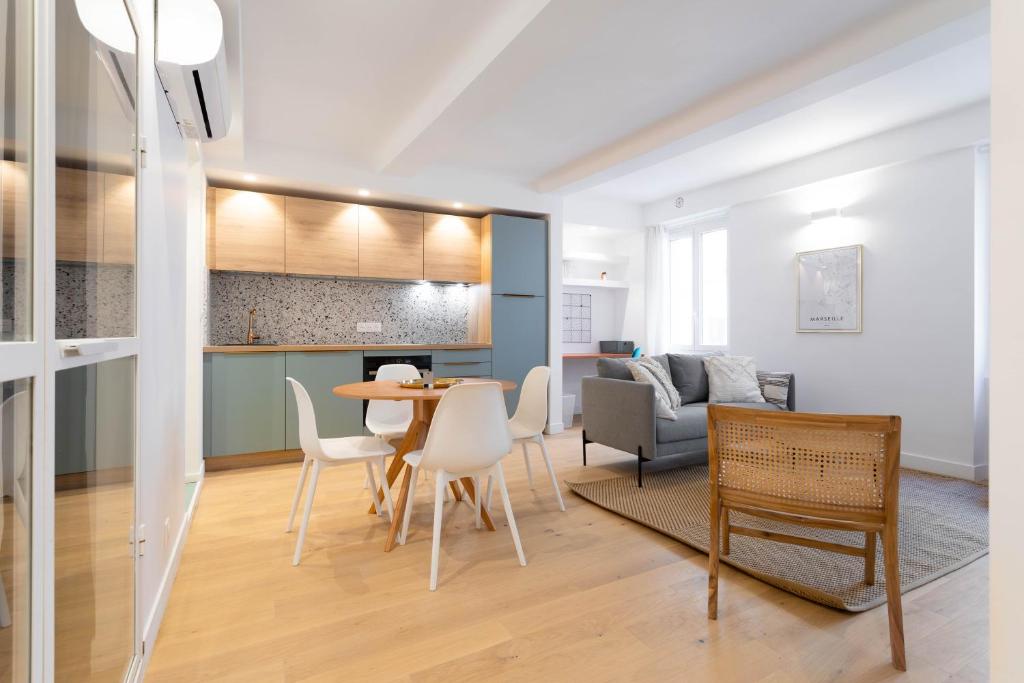eine Küche und ein Wohnzimmer mit einem Tisch und Stühlen in der Unterkunft T3 ** BALCON ** VIEUX PORT ** CENTRE in Marseille