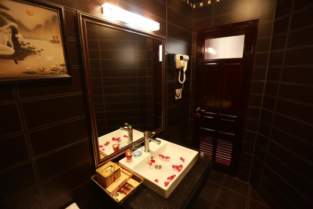Postel nebo postele na pokoji v ubytování Kawasaki Hotel Cầu Giấy