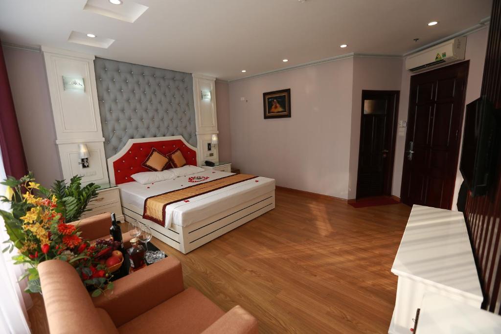 Postel nebo postele na pokoji v ubytování Kawasaki Hotel Cầu Giấy