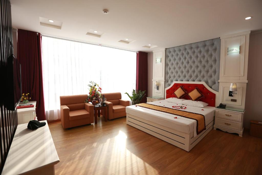 Postel nebo postele na pokoji v ubytování Kawasaki Hotel Cầu Giấy
