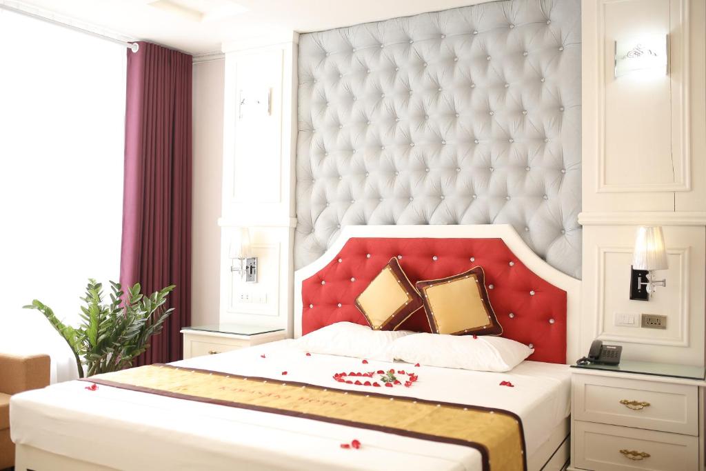 Postel nebo postele na pokoji v ubytování Kawasaki Hotel Cầu Giấy