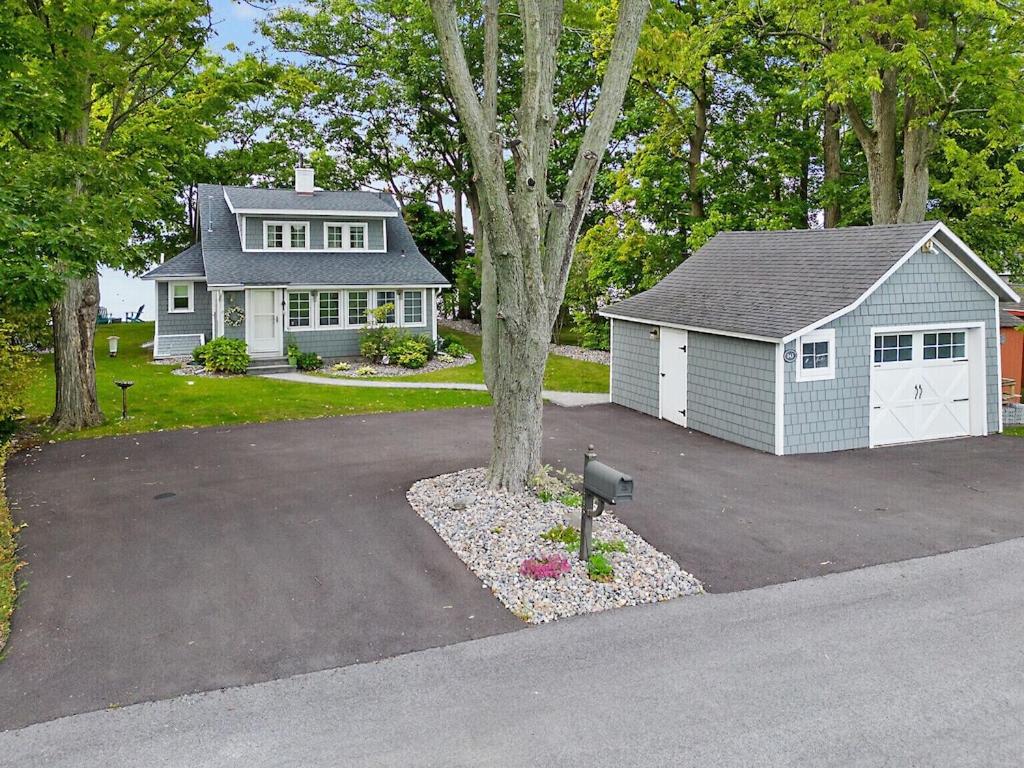 Beautiful Waterfront House in Owasco Lake, Auburn (updated prices 2026)