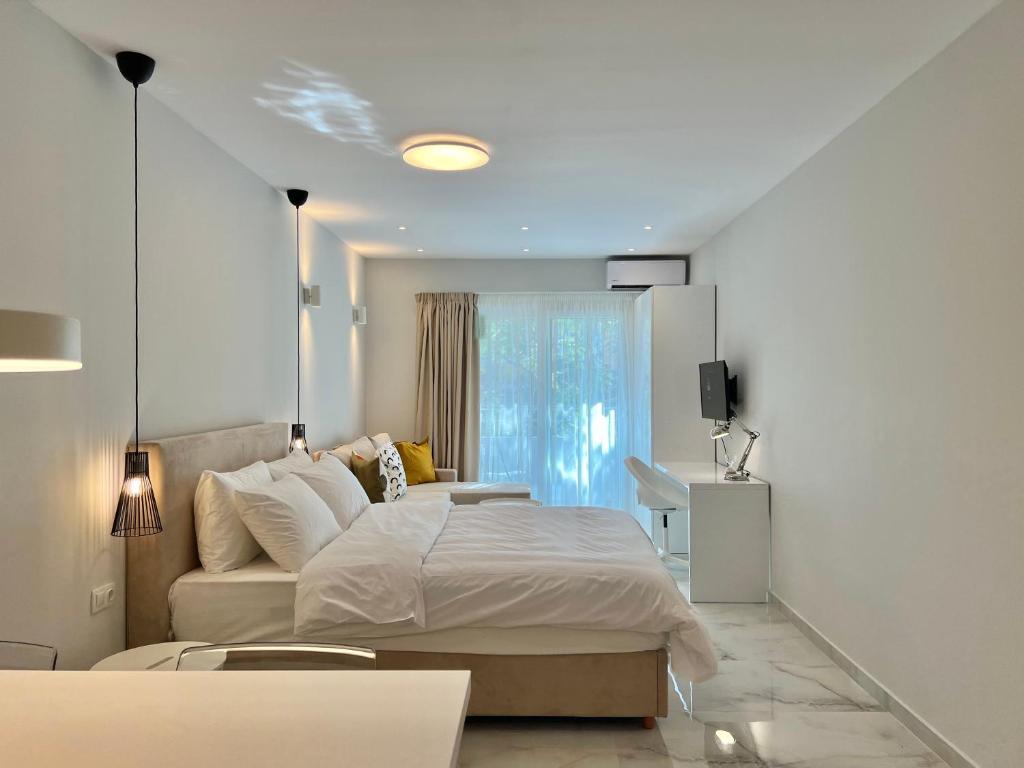 - une chambre avec un lit et un canapé dans l'établissement Kono Studios & Suites, à Thessalonique